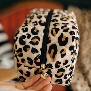 NWT • Staykation Leopard Cosmetic Bag with Gold Hardware 🐆💛